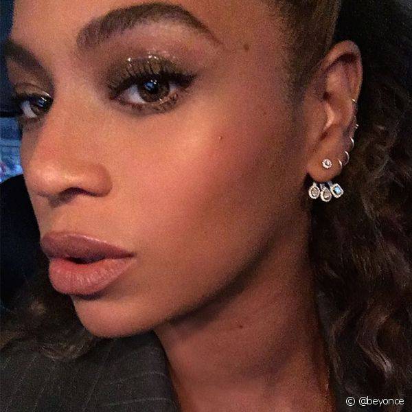 Beyoncé revelou à Revista Allure que aplica um bálsamo labial nos cílios limpos para que o produto ajude na fixação da máscara (Foto: Instagram @beyonce)